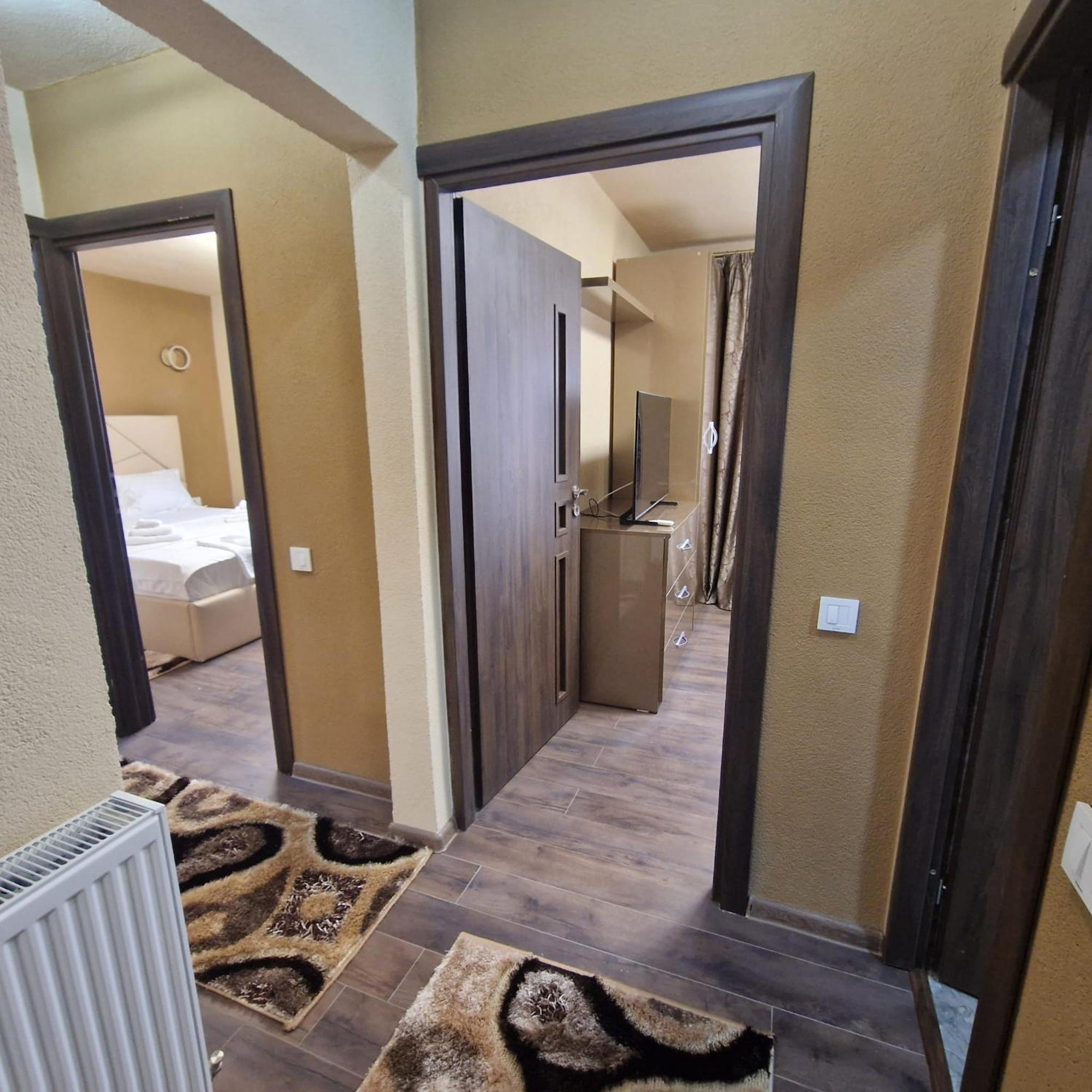 Apartament Iulius 3 Manastire Curtea De Arges Bagian luar foto