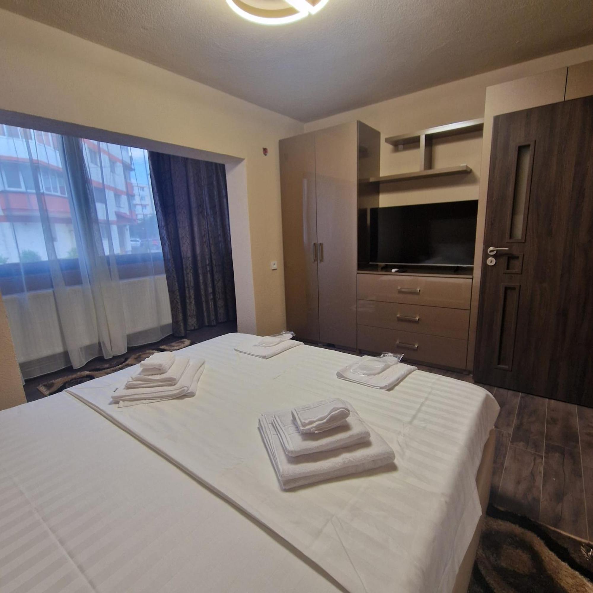 Apartament Iulius 3 Manastire Curtea De Arges Bagian luar foto