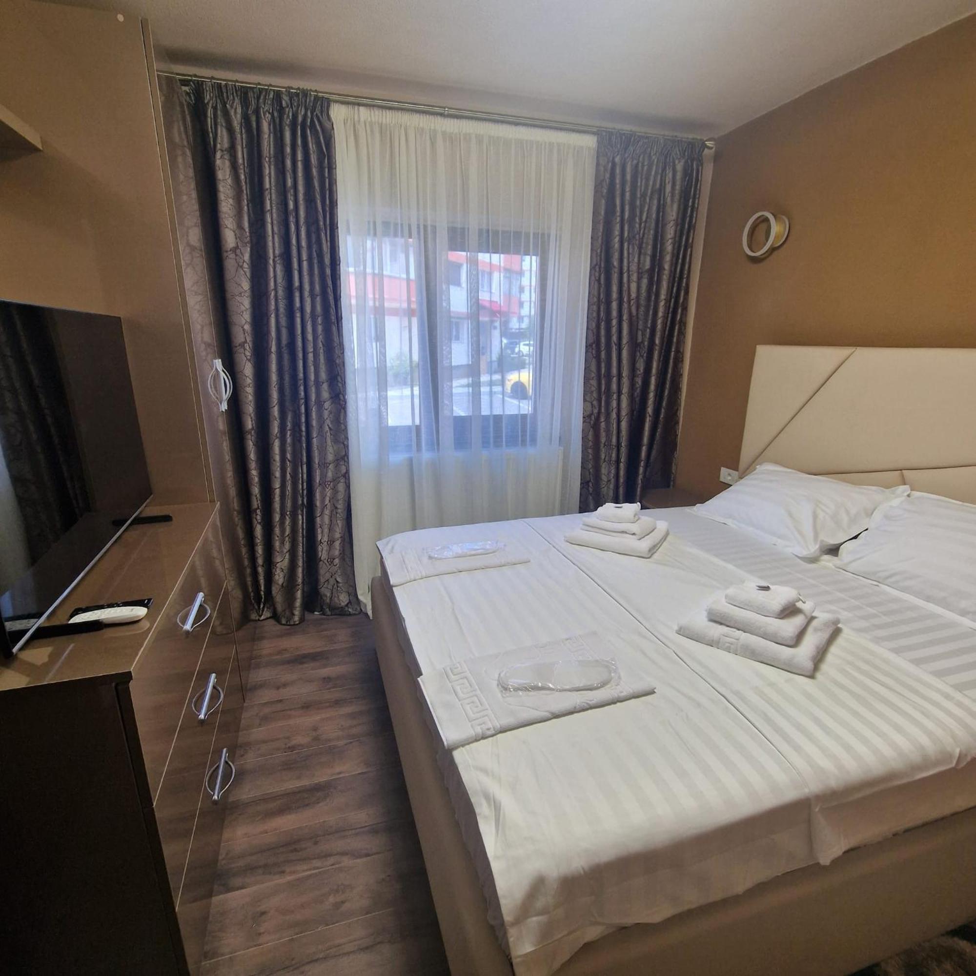 Apartament Iulius 3 Manastire Curtea De Arges Bagian luar foto