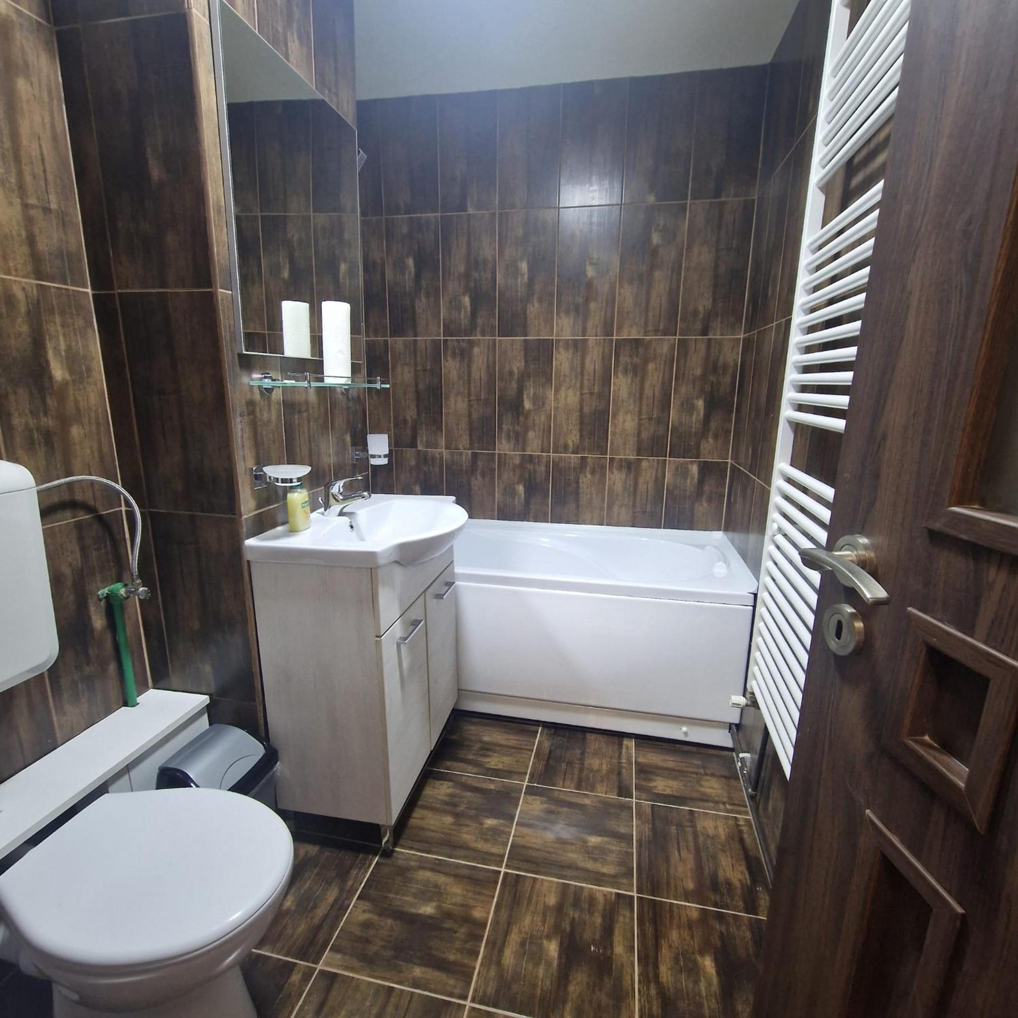 Apartament Iulius 3 Manastire Curtea De Arges Bagian luar foto